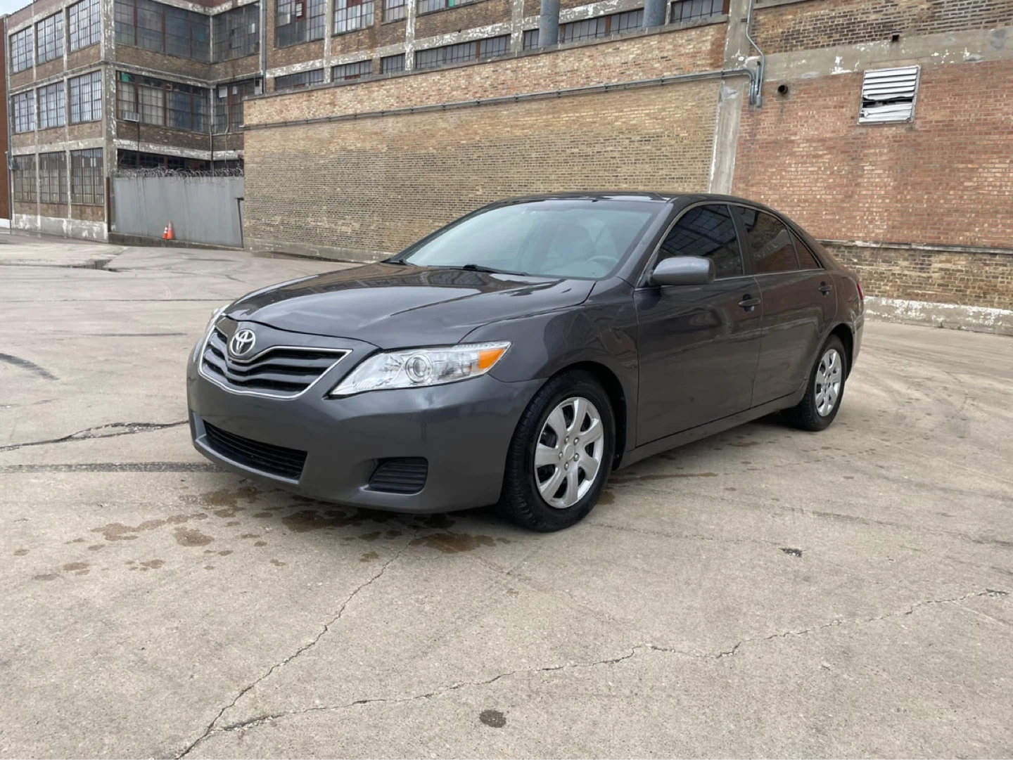 2011 Toyota Camry LE Sedan -con 205 mil millas - photo 2