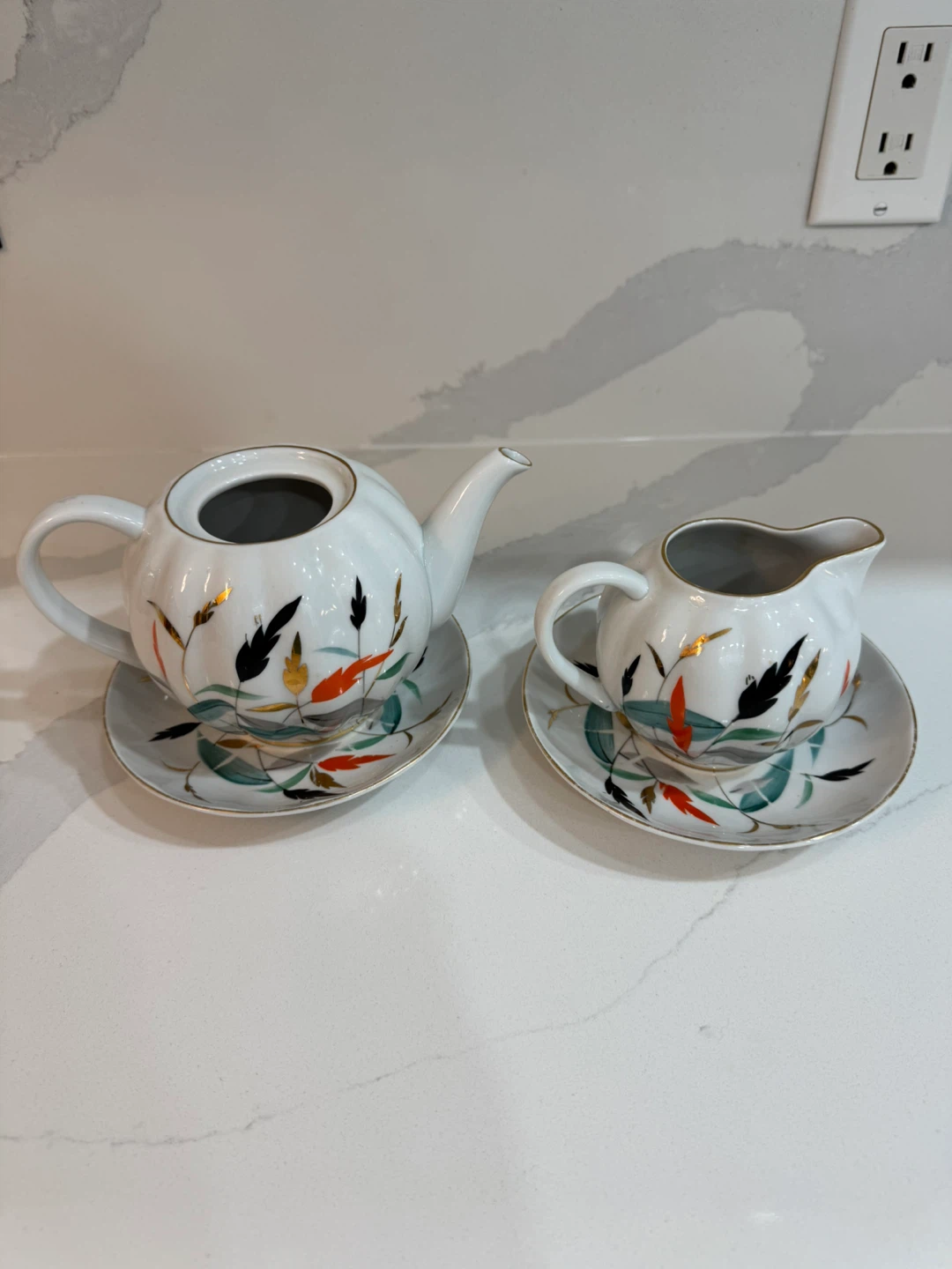 Vintage Tea Set with Creamer and 2 Saucers - photo 2