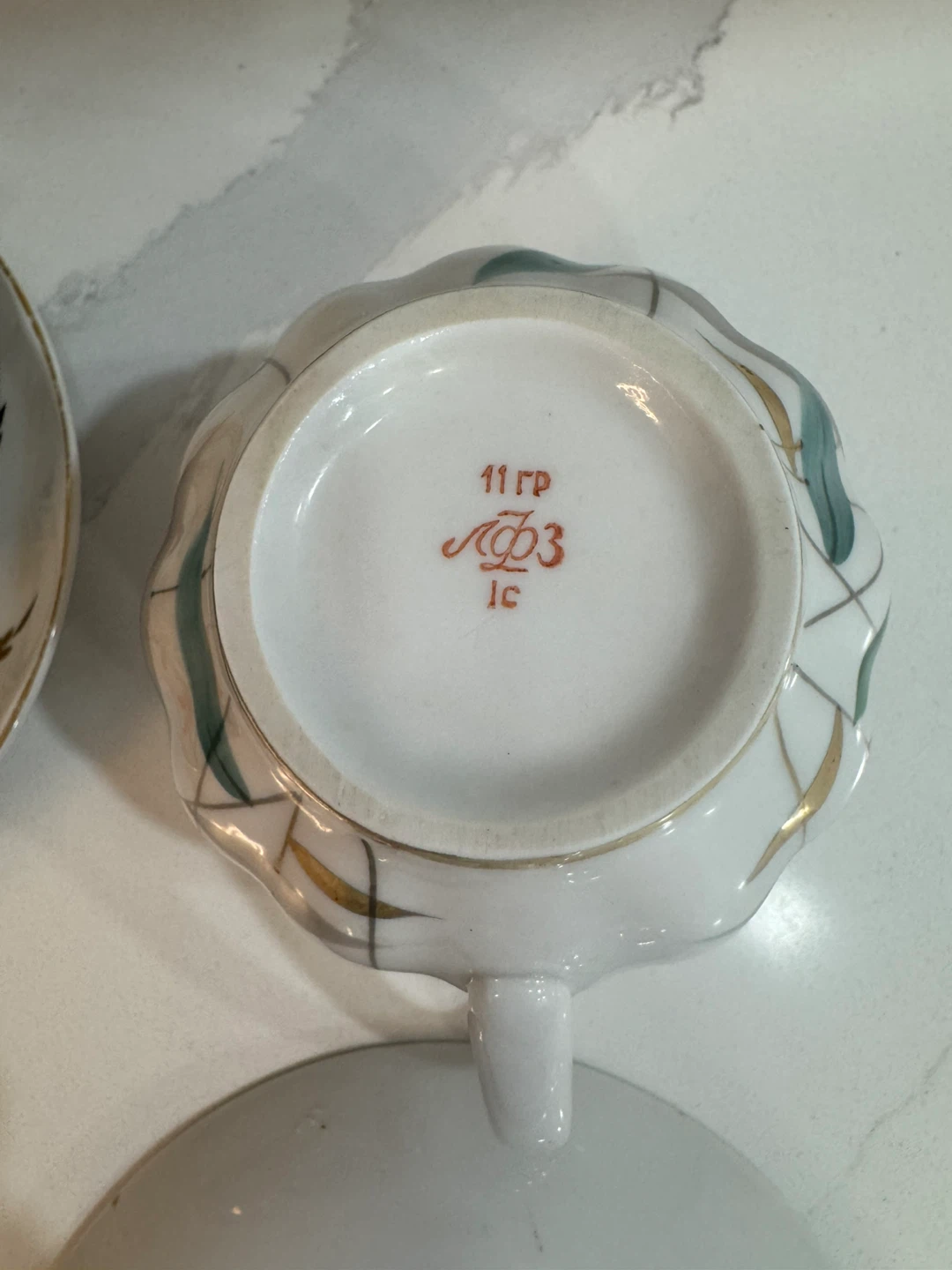 Vintage Tea Set with Creamer and 2 Saucers - photo 4