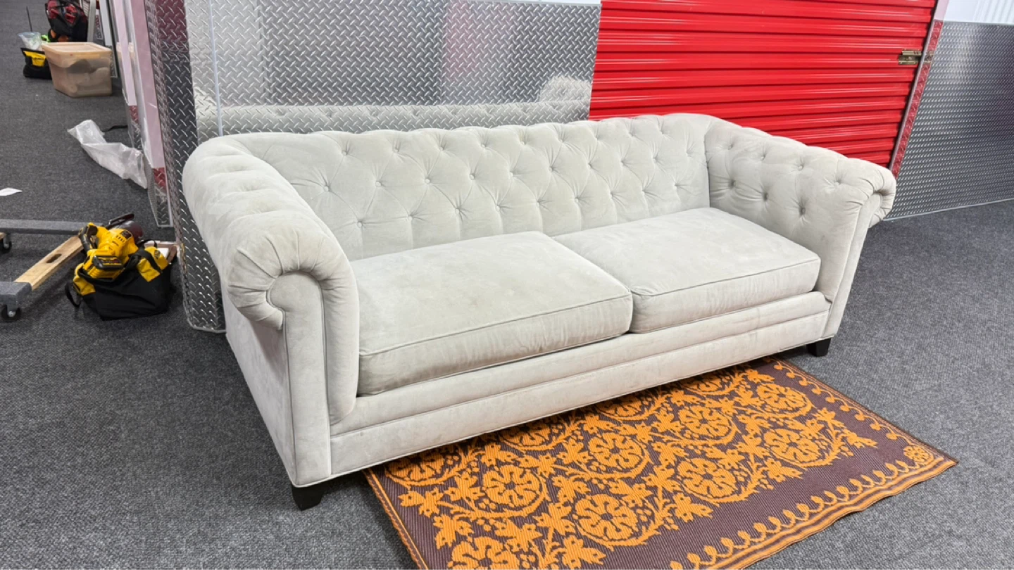 Light Gray Tufted Chesterfield Sofa - photo 4