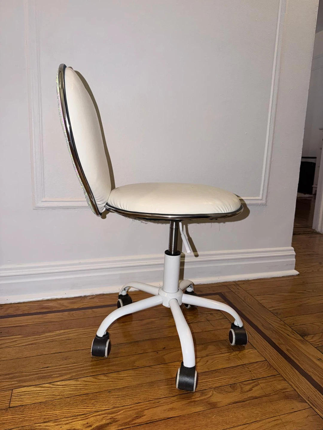 Heart Shaped Swivel Chair with Reversible Sequins - photo 2