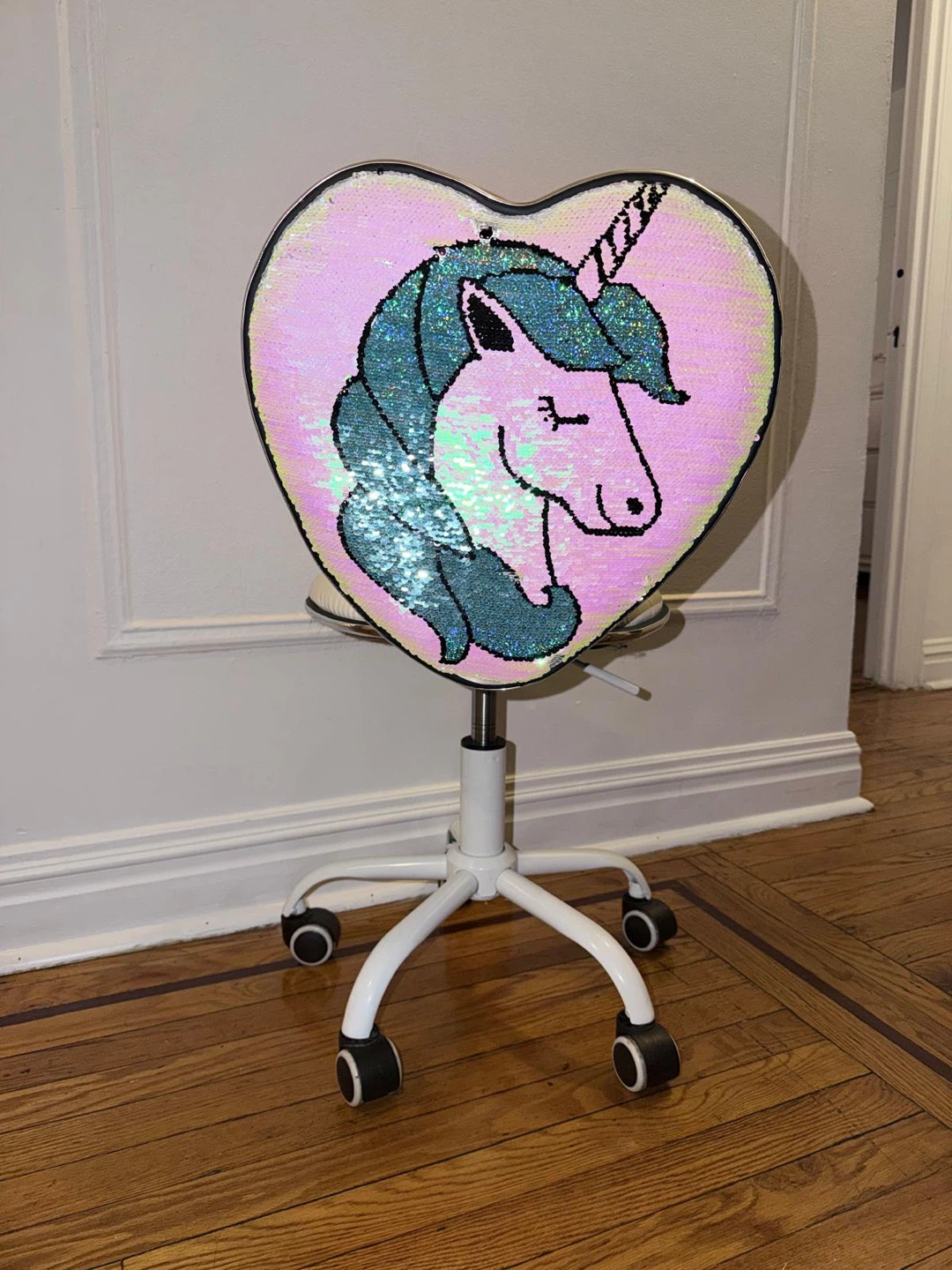 Heart Shaped Swivel Chair with Reversible Sequins - photo 3