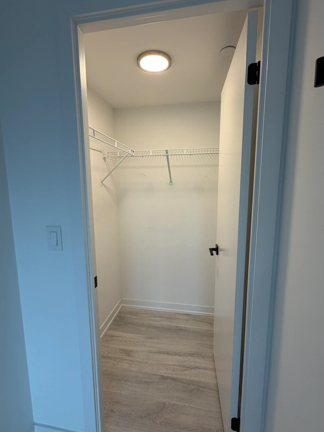 Looking for female roomate queenwest - photo 2