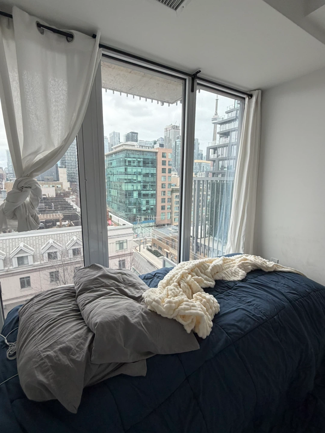 Looking for female roomate queenwest