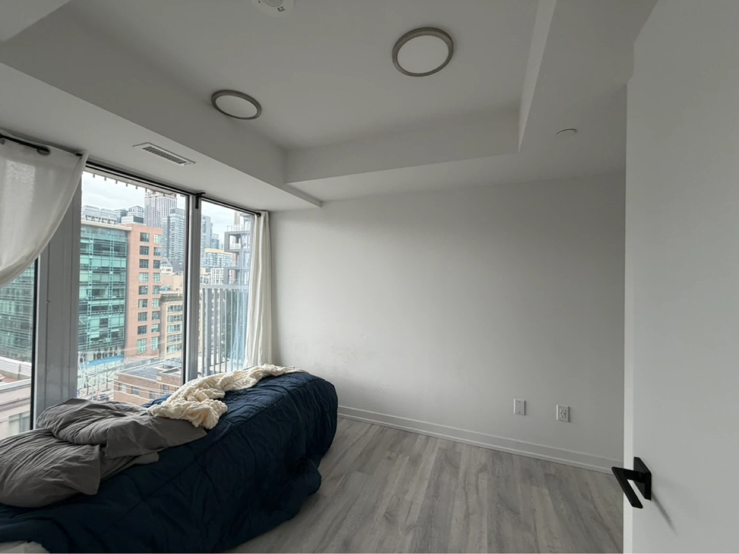 Looking for female roomate queenwest - photo 3