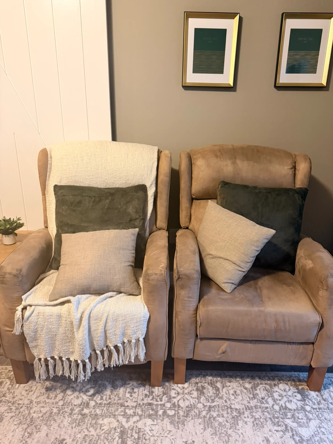 Pair of Tan Recliner Chairs - photo 5