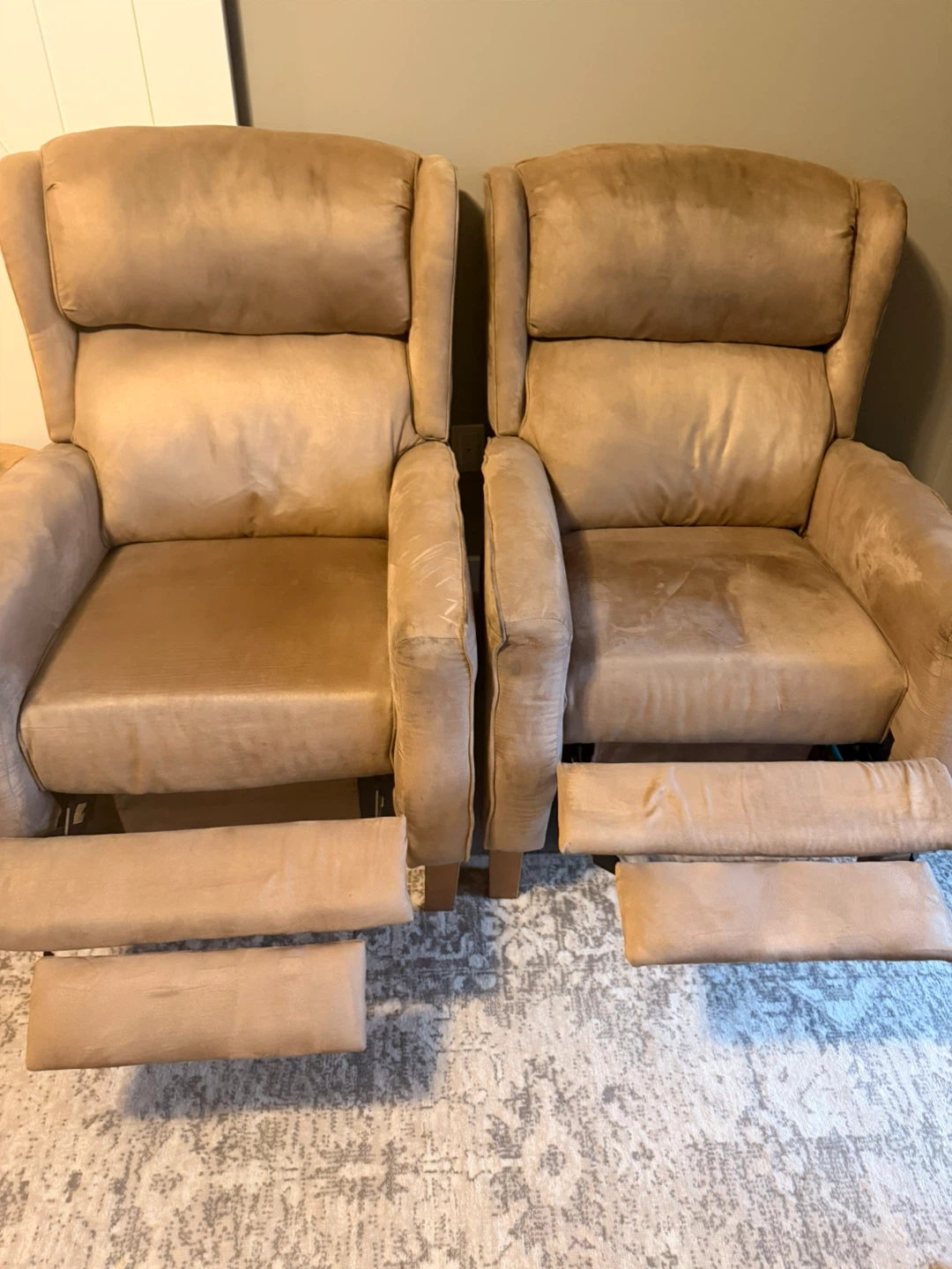 Pair of Tan Recliner Chairs - photo 2