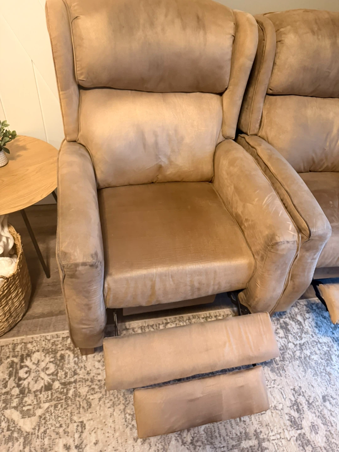 Pair of Tan Recliner Chairs - photo 4