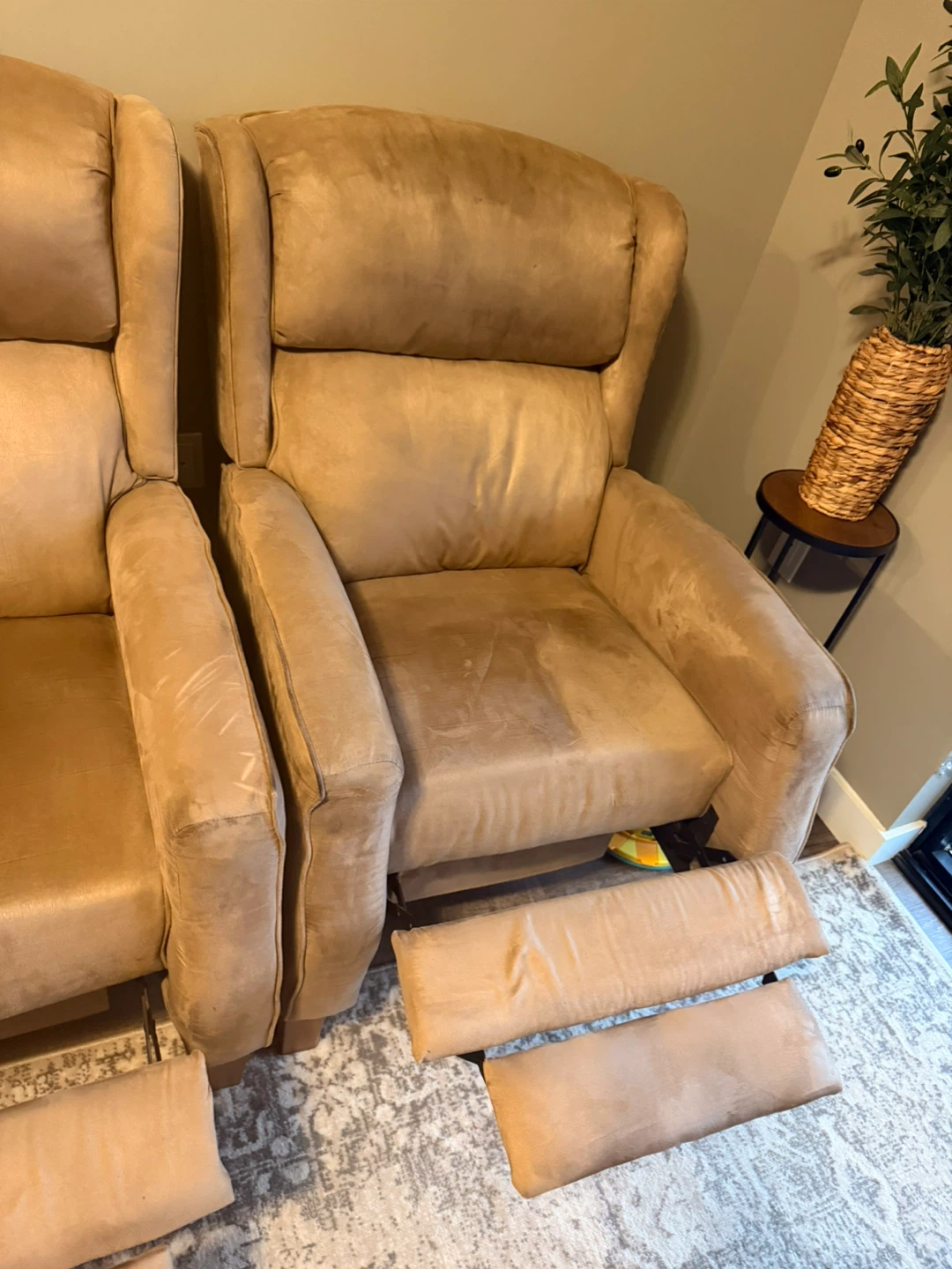Pair of Tan Recliner Chairs - photo 3