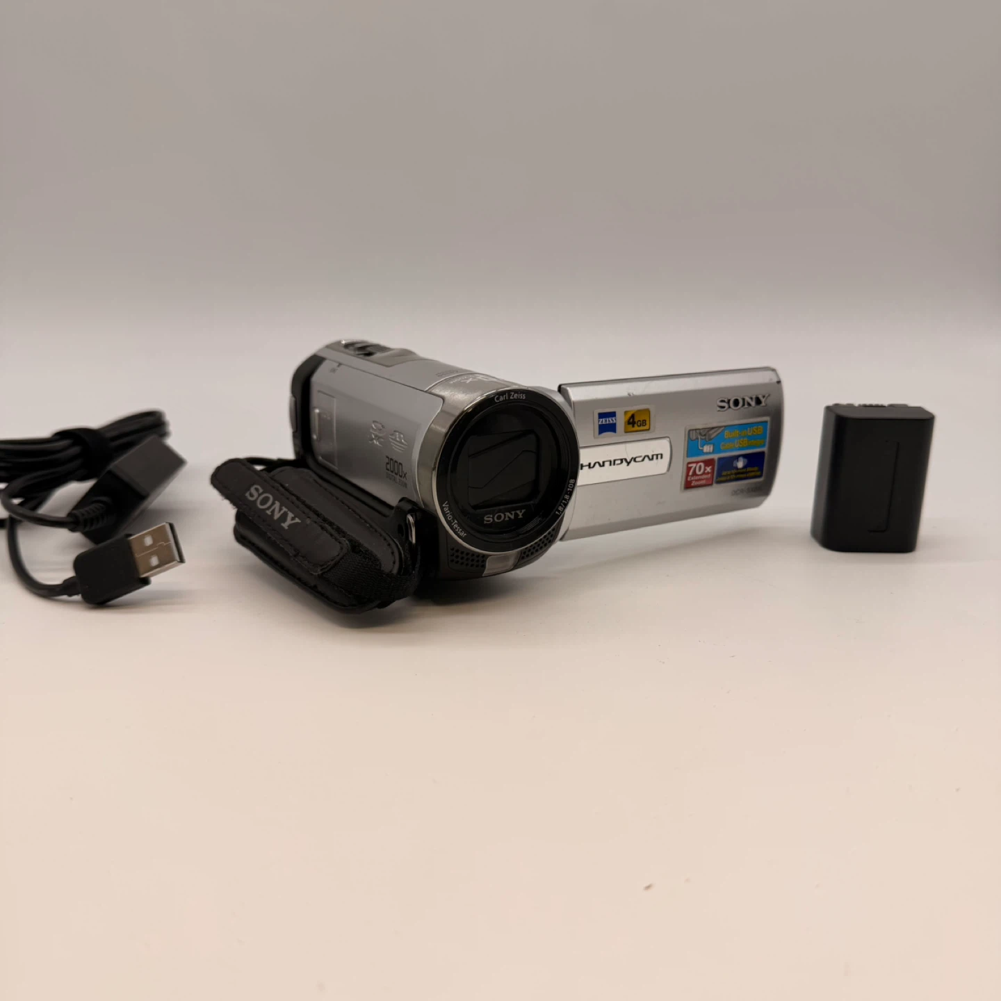 Sony Handycam DCR-SX65 Camcorder 4GB 70x Zoom Zeiss