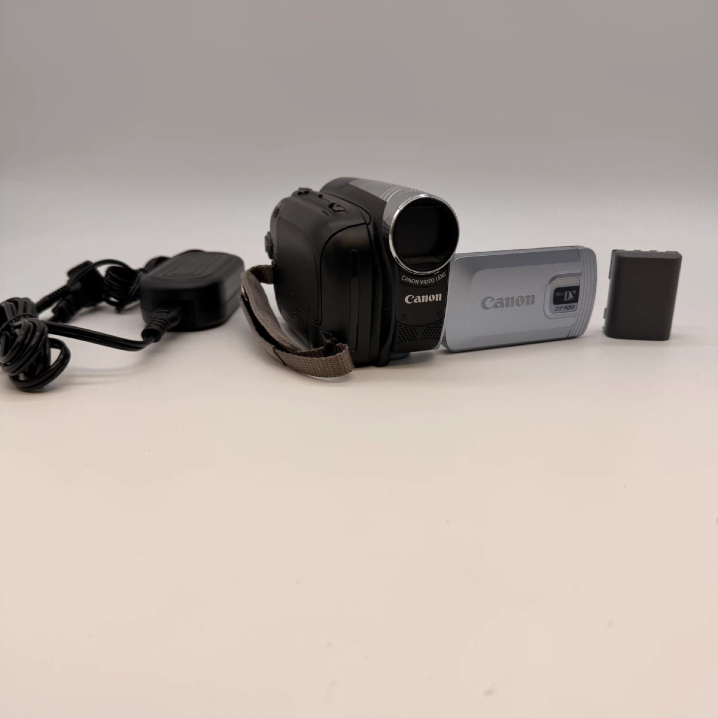 Canon ZR900 MiniDV Camcorder 41x Zoom + Battery & Charger