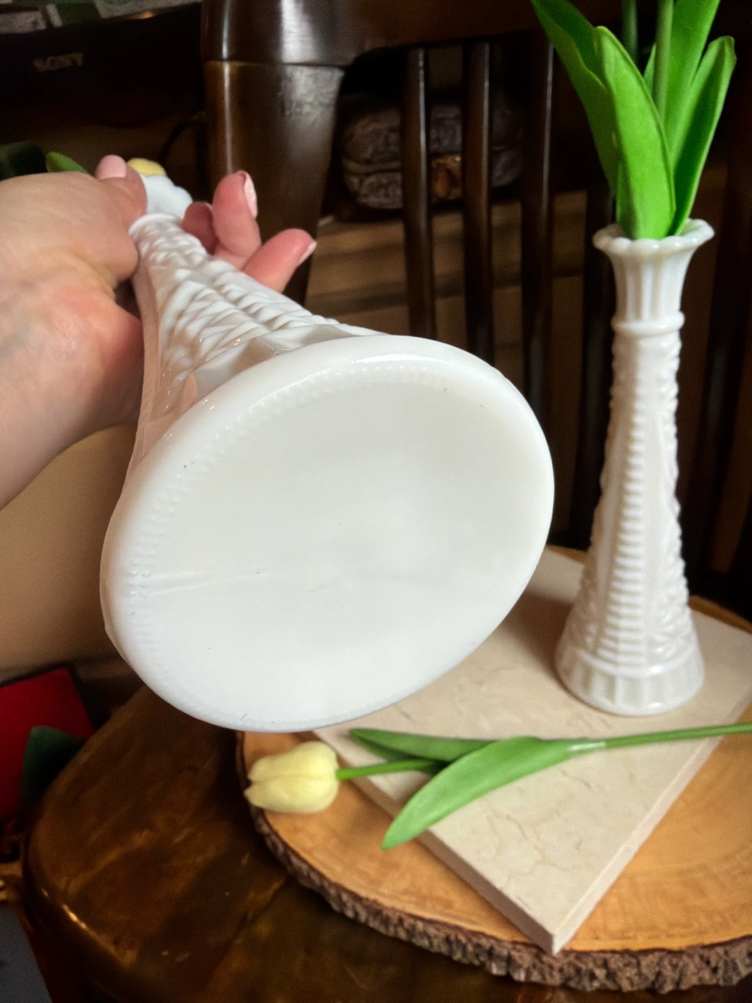 Pair of Vintage Anchor Hocking Milk Glass Bud Vases - photo 4