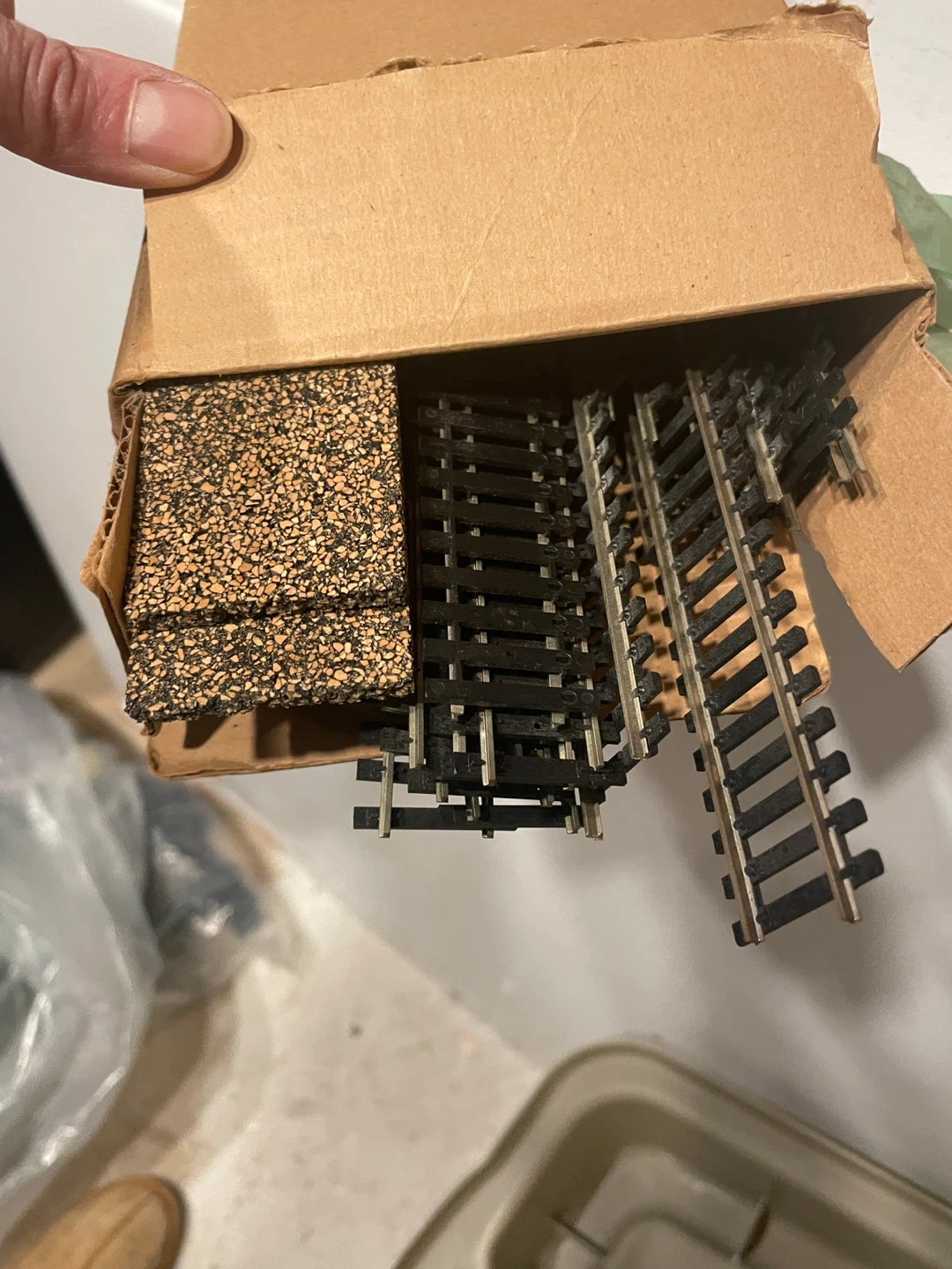 Midwest Cork Roadbed & Track Pieces - Model trains
