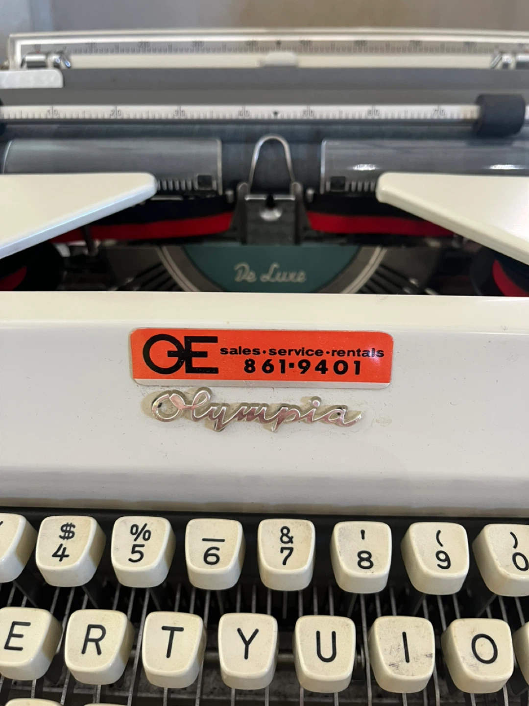 Olympia Typewriter with Case - Made in Western Germany - photo 4
