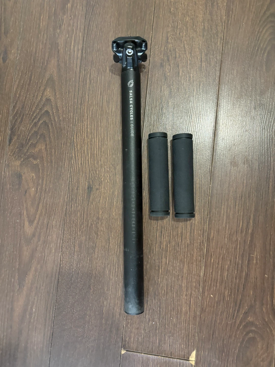 Bike seat posts with free hand grips