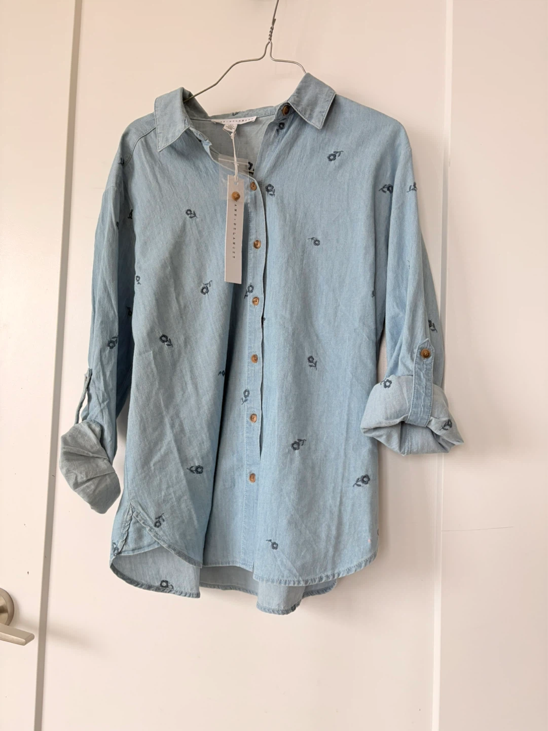 Brand new DENIM CO Chambray Button-Up Shirt