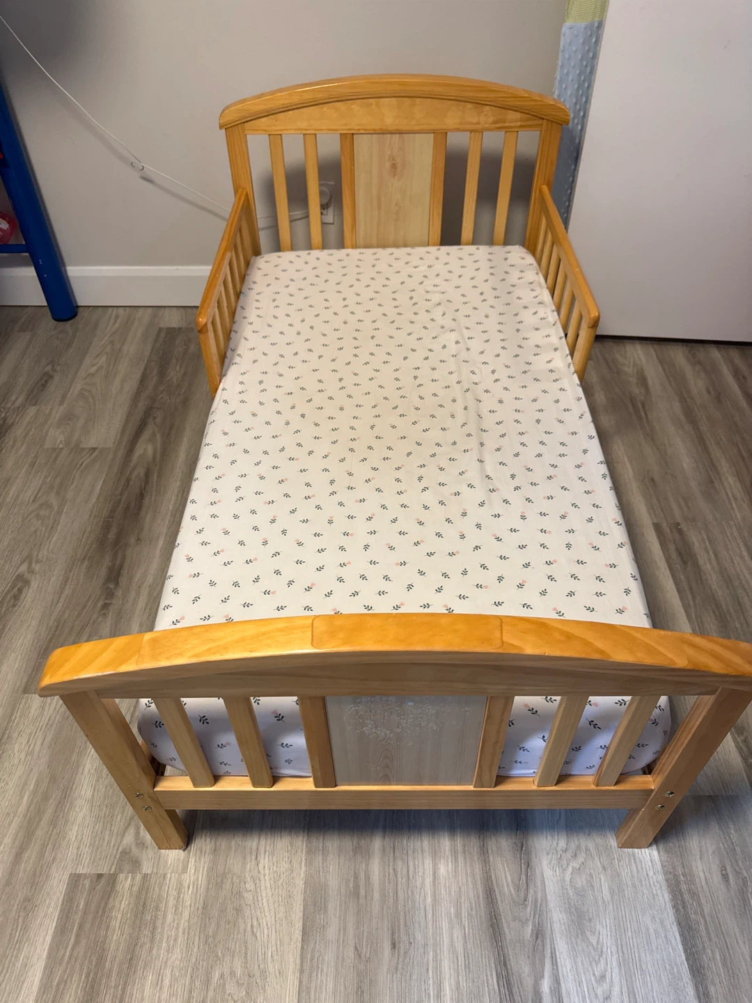 Wooden Toddler Bed with Guardrails