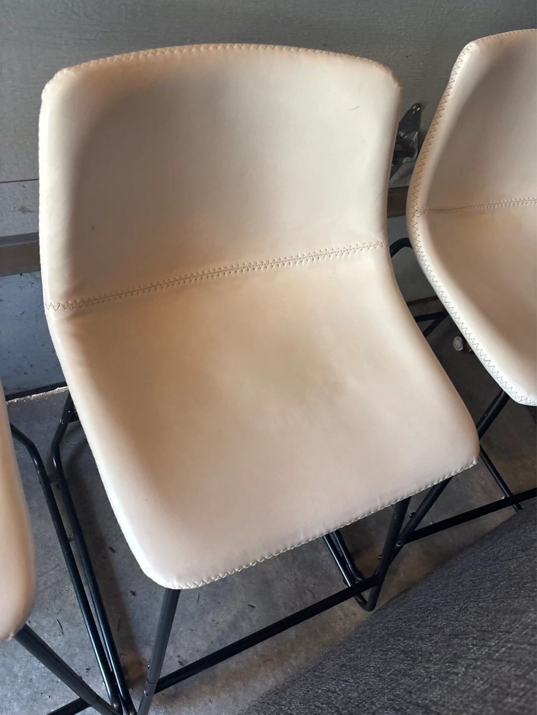 4 white bar stools - photo 5