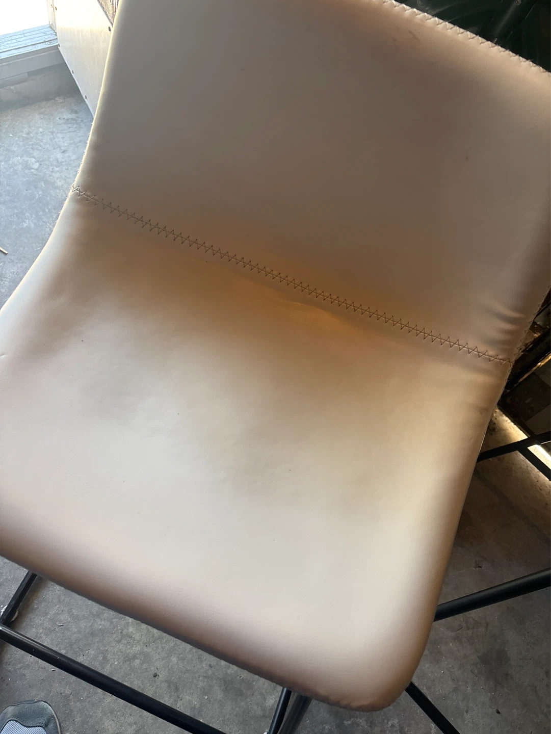 4 white bar stools - photo 4