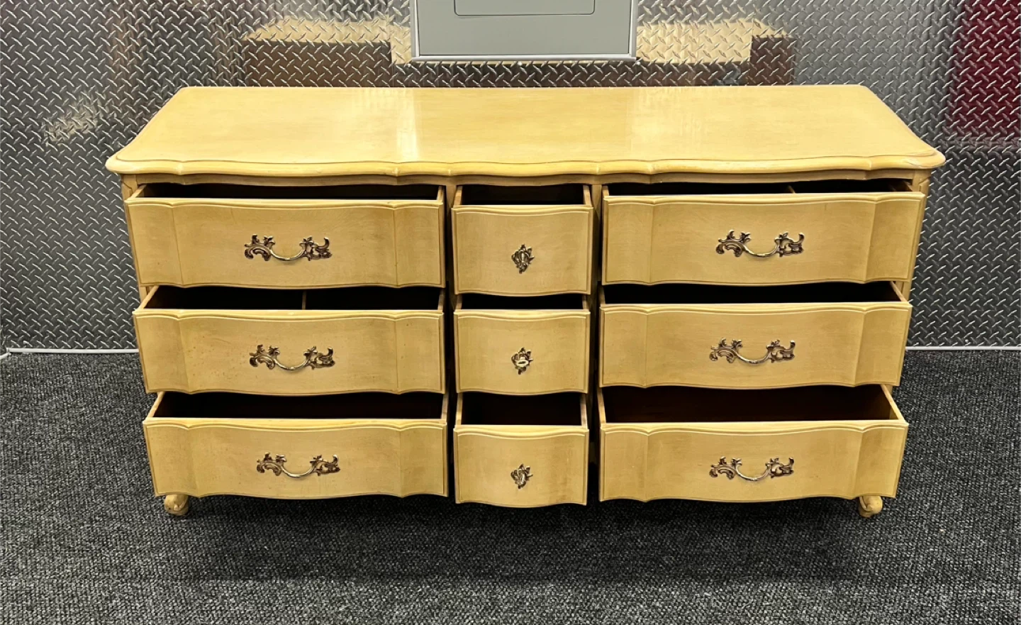 French Provincial 9-Drawer Dresser w/ mirror (FREE DELIVERY) - photo 3