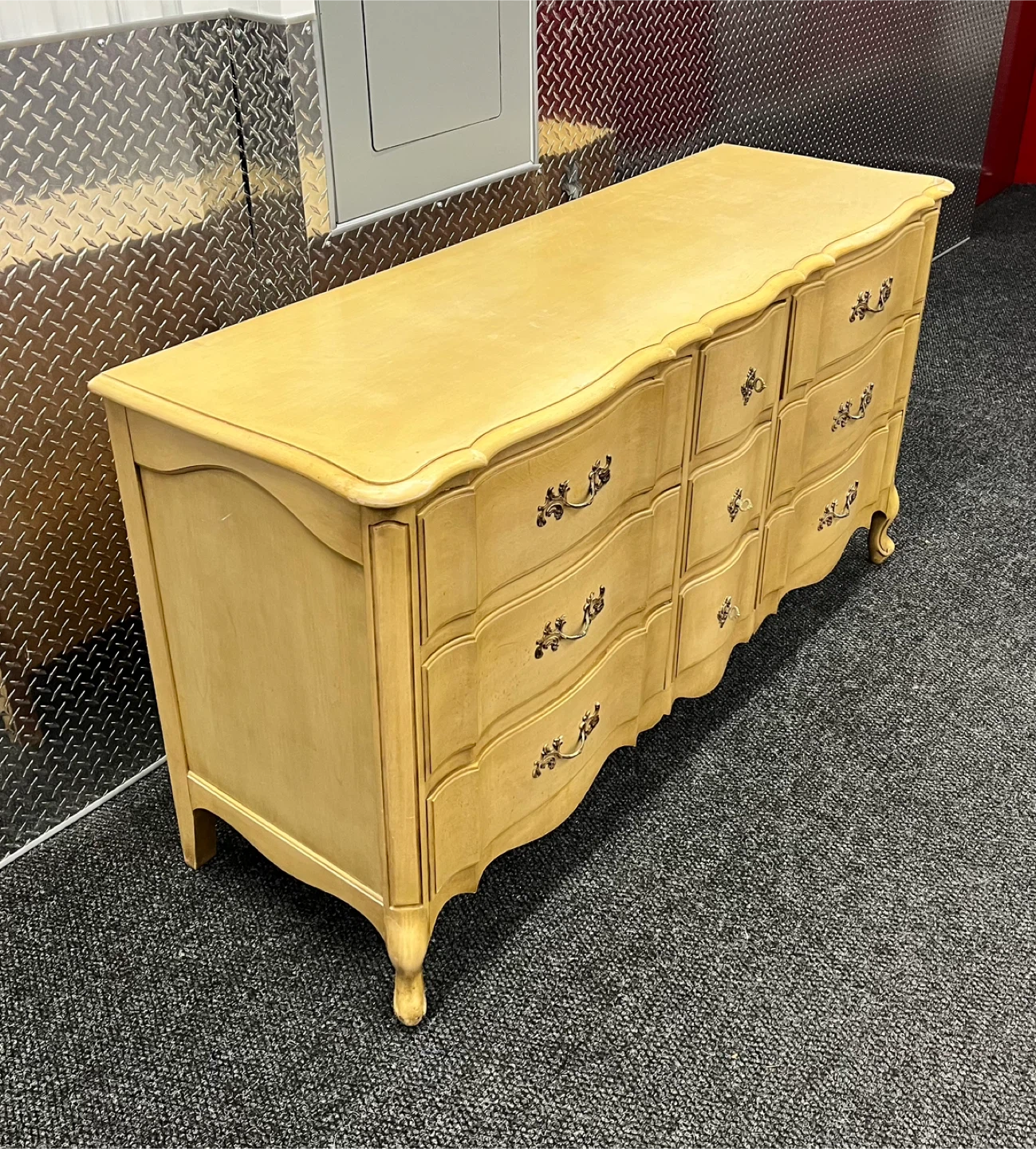 French Provincial 9-Drawer Dresser w/ mirror (FREE DELIVERY) - photo 4