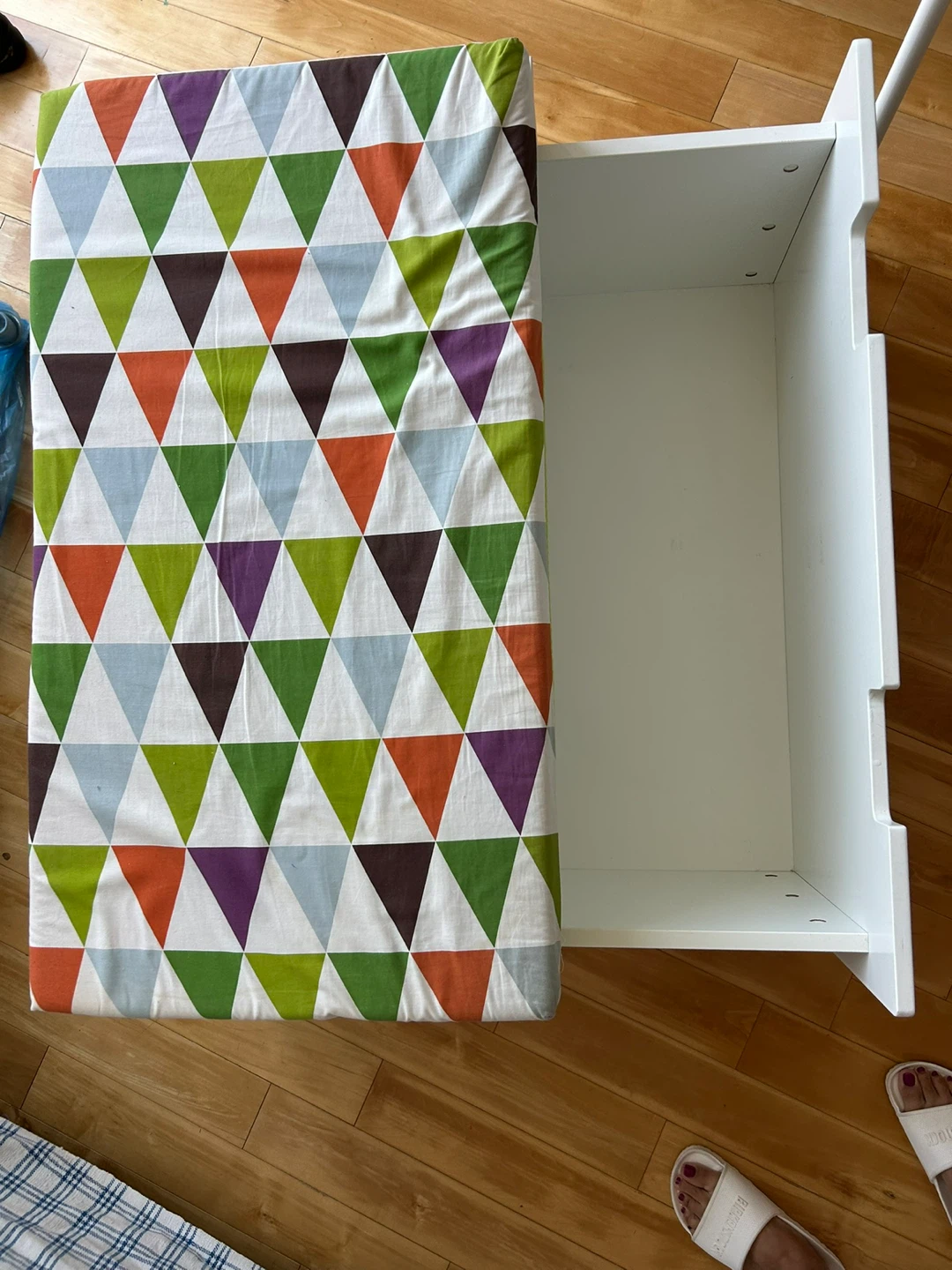 Moving Sale! IKEA White Storage Bench with Geometric Cushion - photo 2