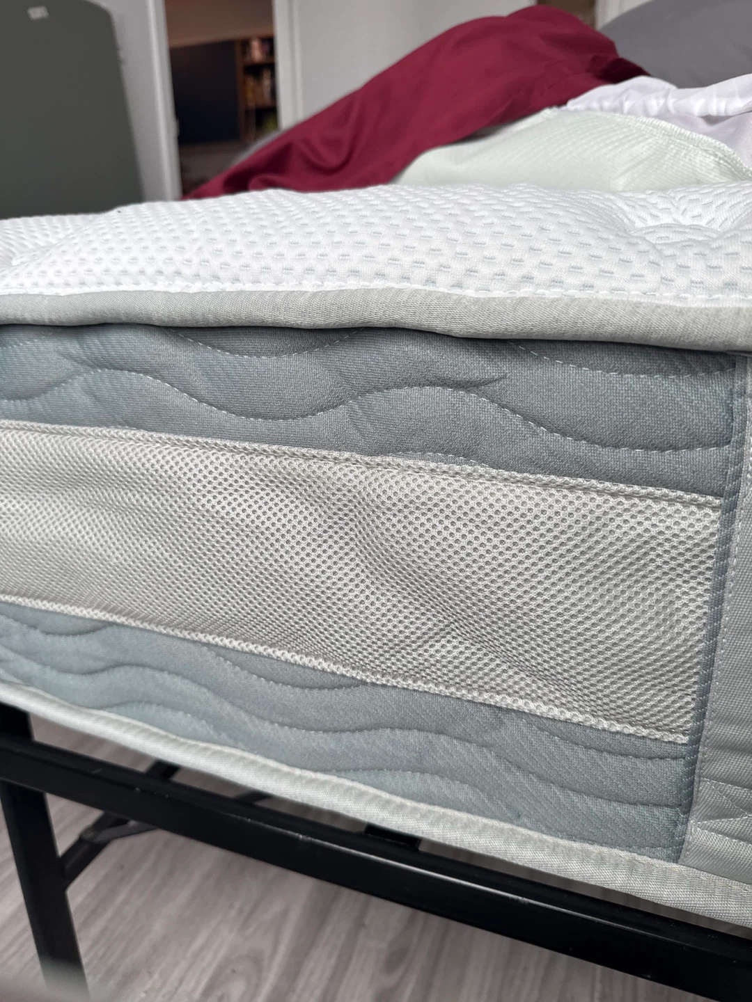 Brand New Zinus Queen 10” Hybrid Mattress - Sealed.