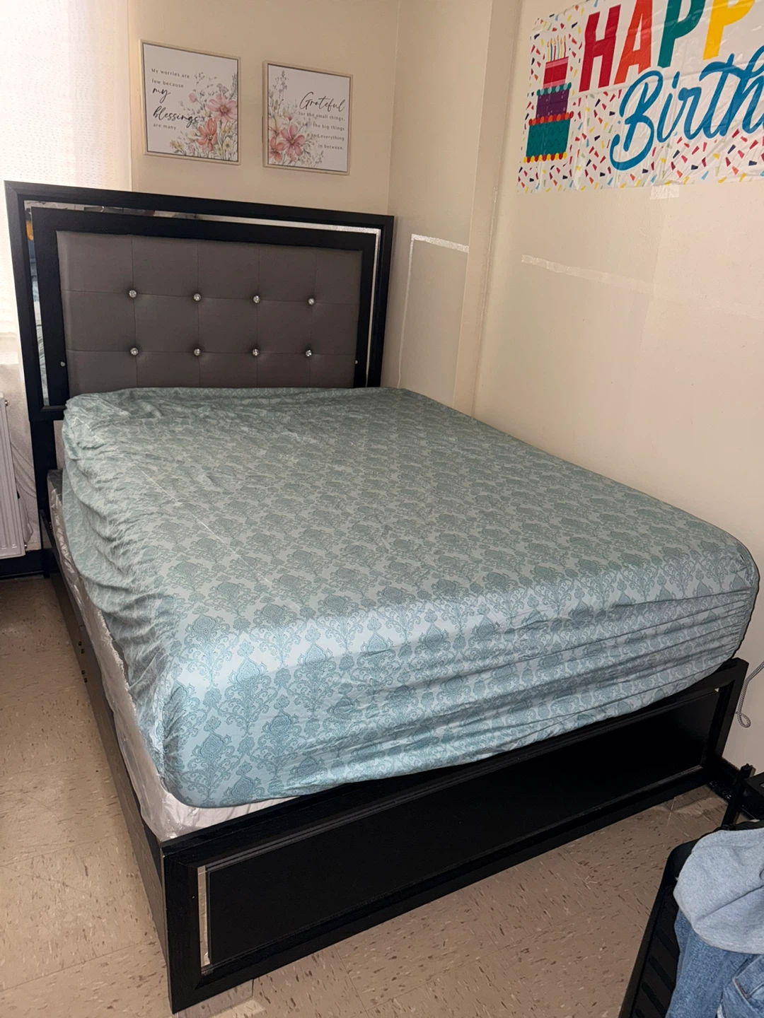 Full size bed and 5 drawer dresser