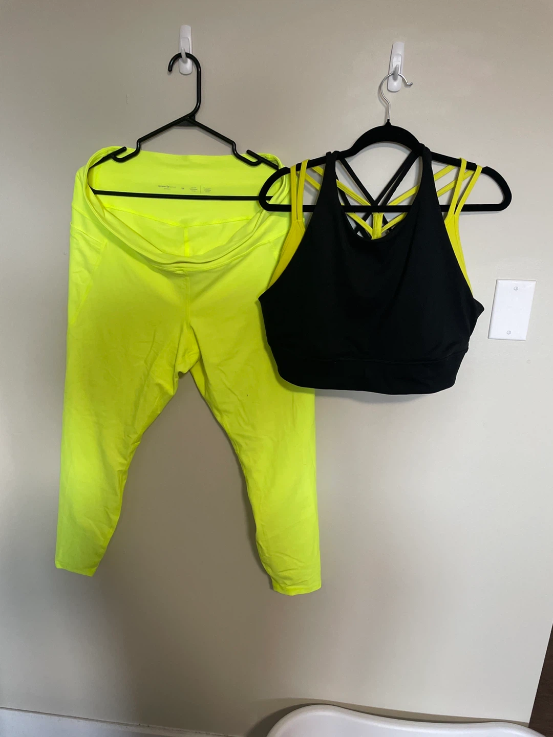 Old Navy Active Neon Yellow Leggings & Black Sports Bra Set