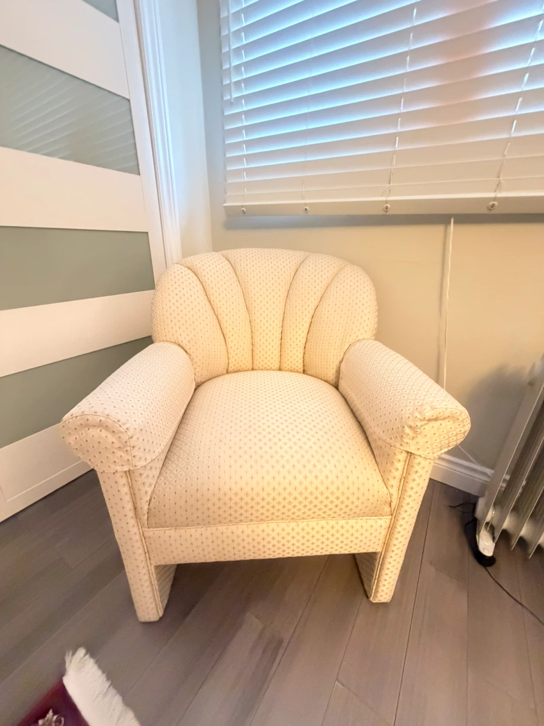 Sofa with 2 single chairs.