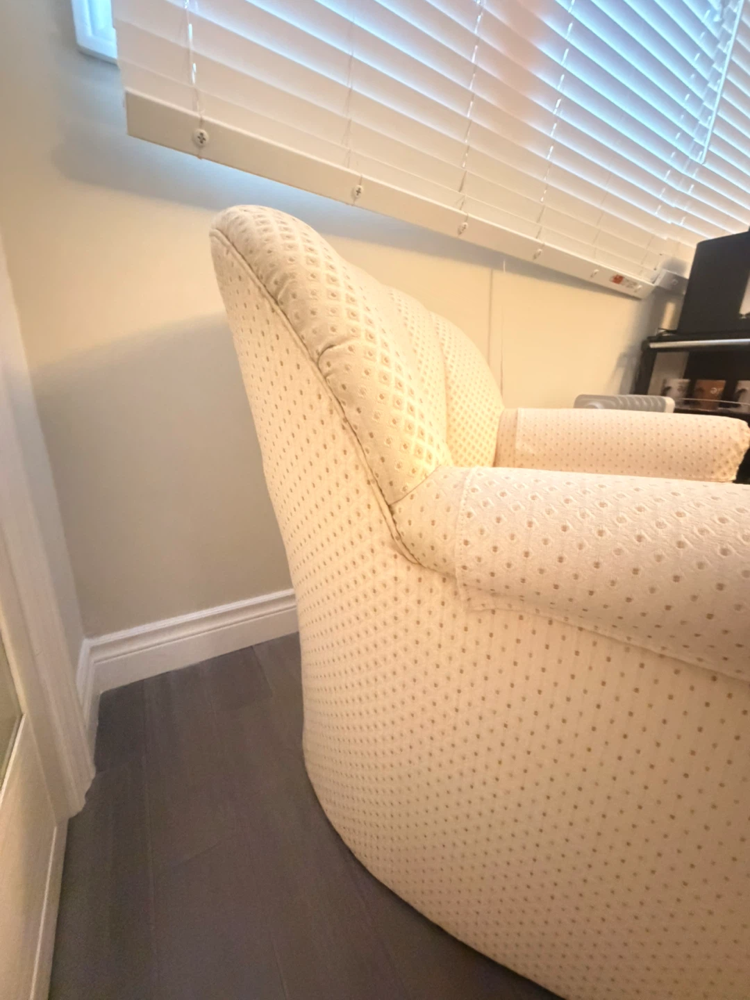 Sofa with 2 single chairs. - photo 4