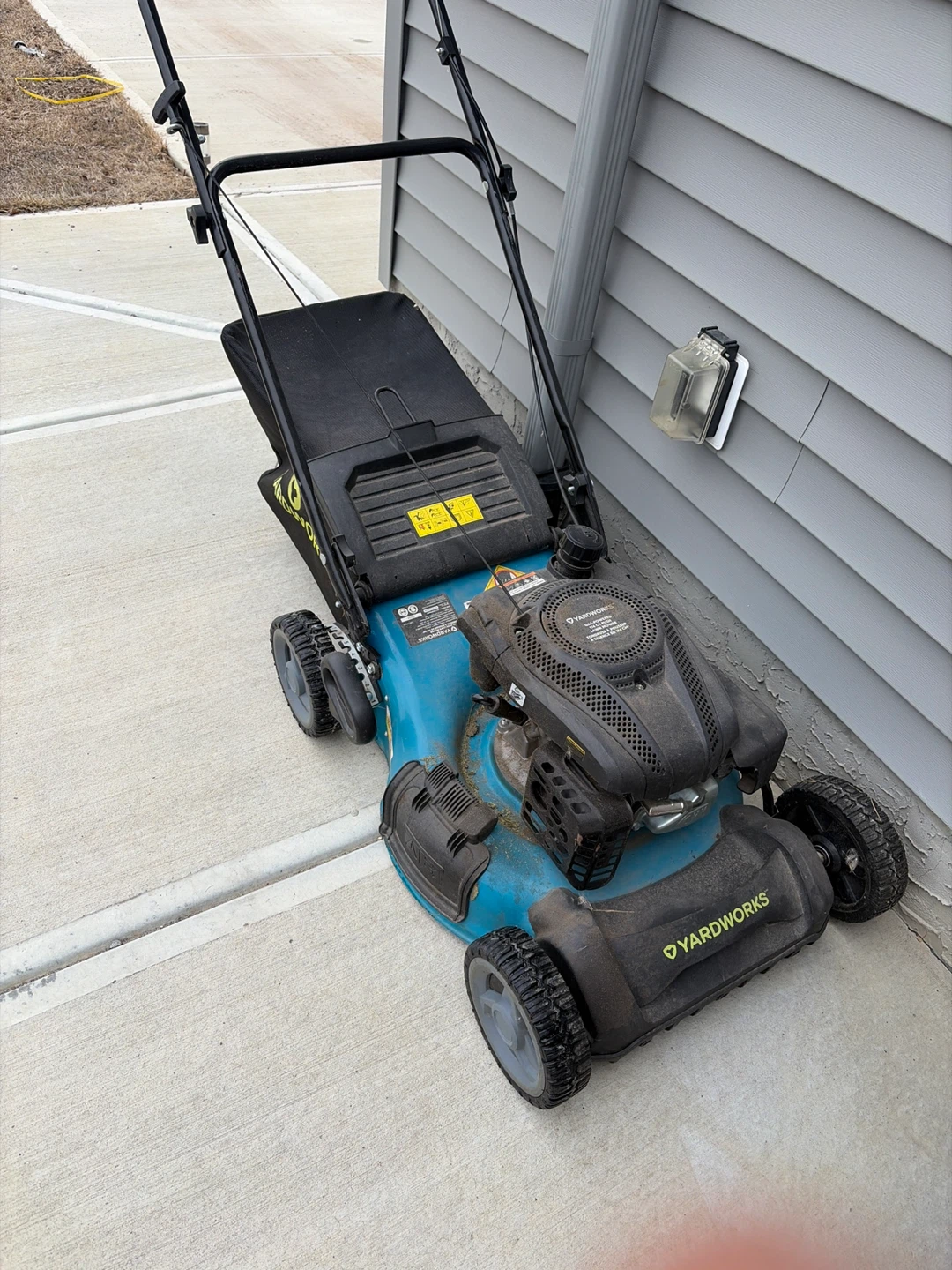 Yardworks Self-Propelled Lawnmower