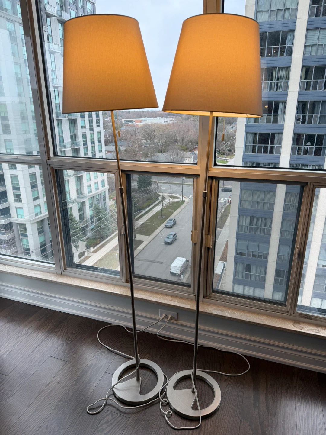 Height adjustable Floor lamp Nikel plated white