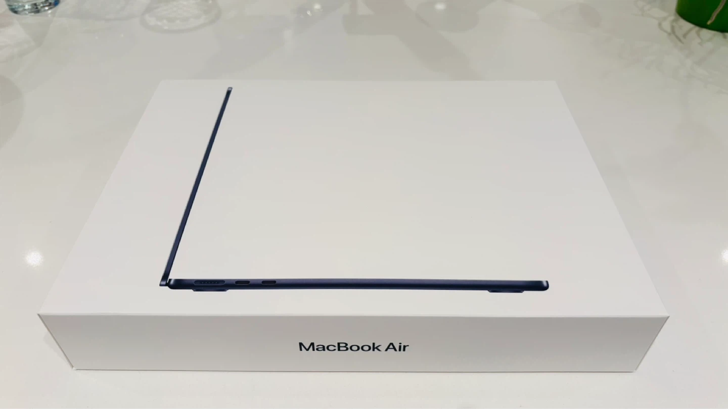 NEW SEALED 2025 MacBook Air 13" (M4, 16GB, 256GB SSD)
