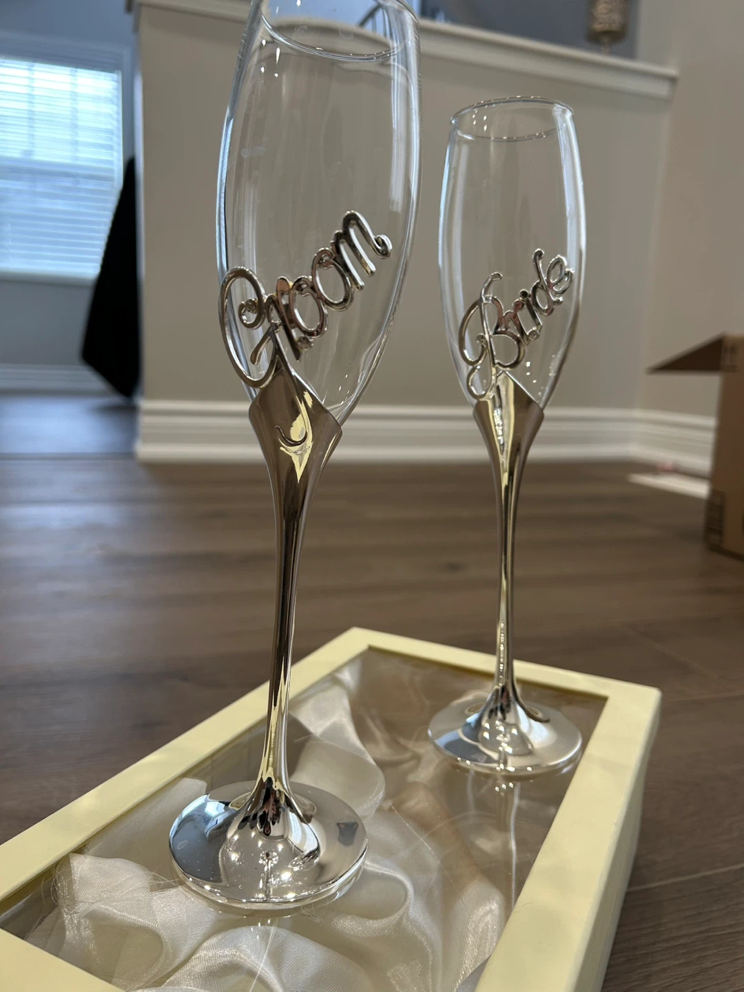 Bride and Groom Champagne Flutes Set - photo 2