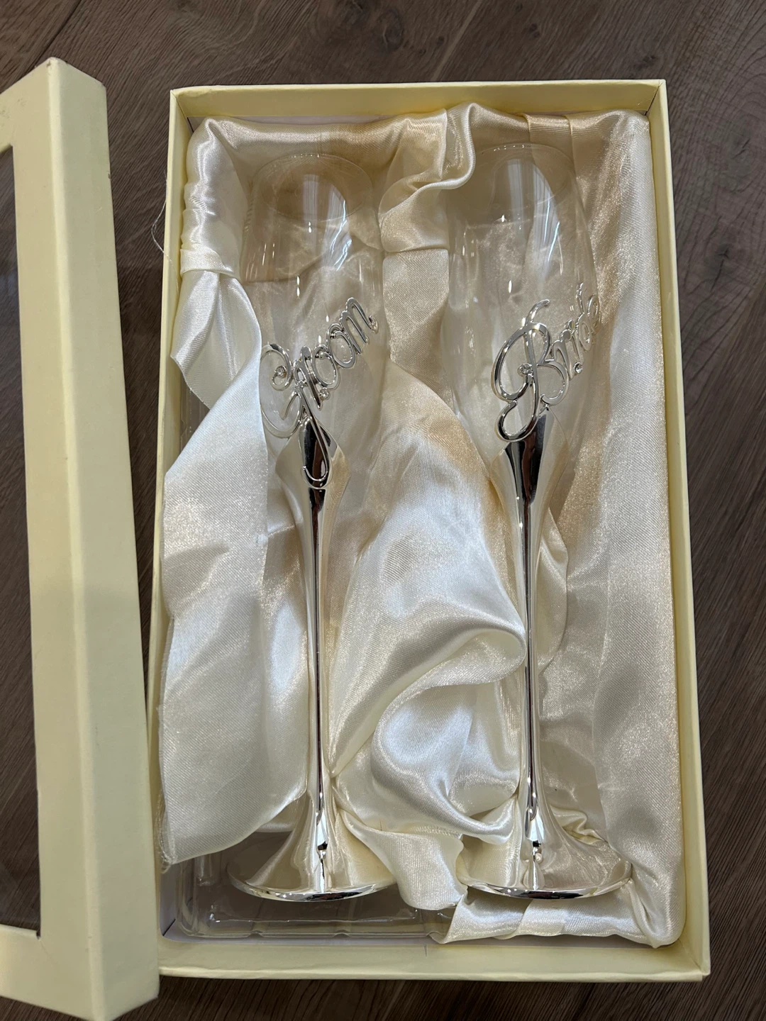 Bride and Groom Champagne Flutes Set