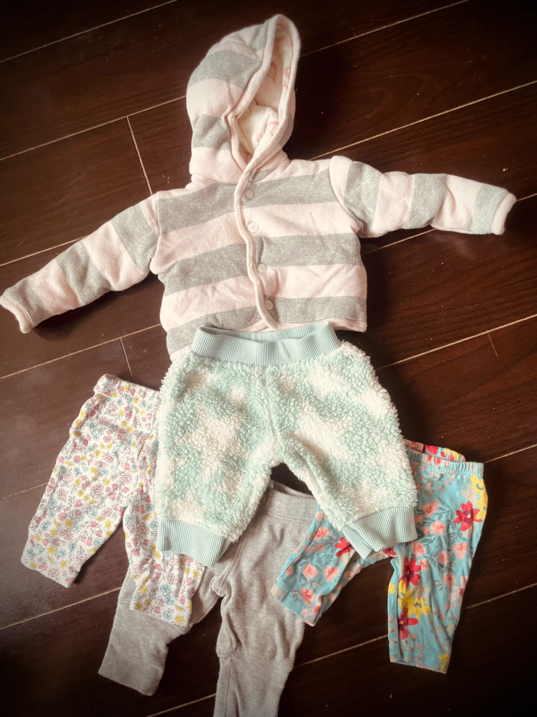 Newborn Girl/Gender Neutral Clothing Lot - photo 3