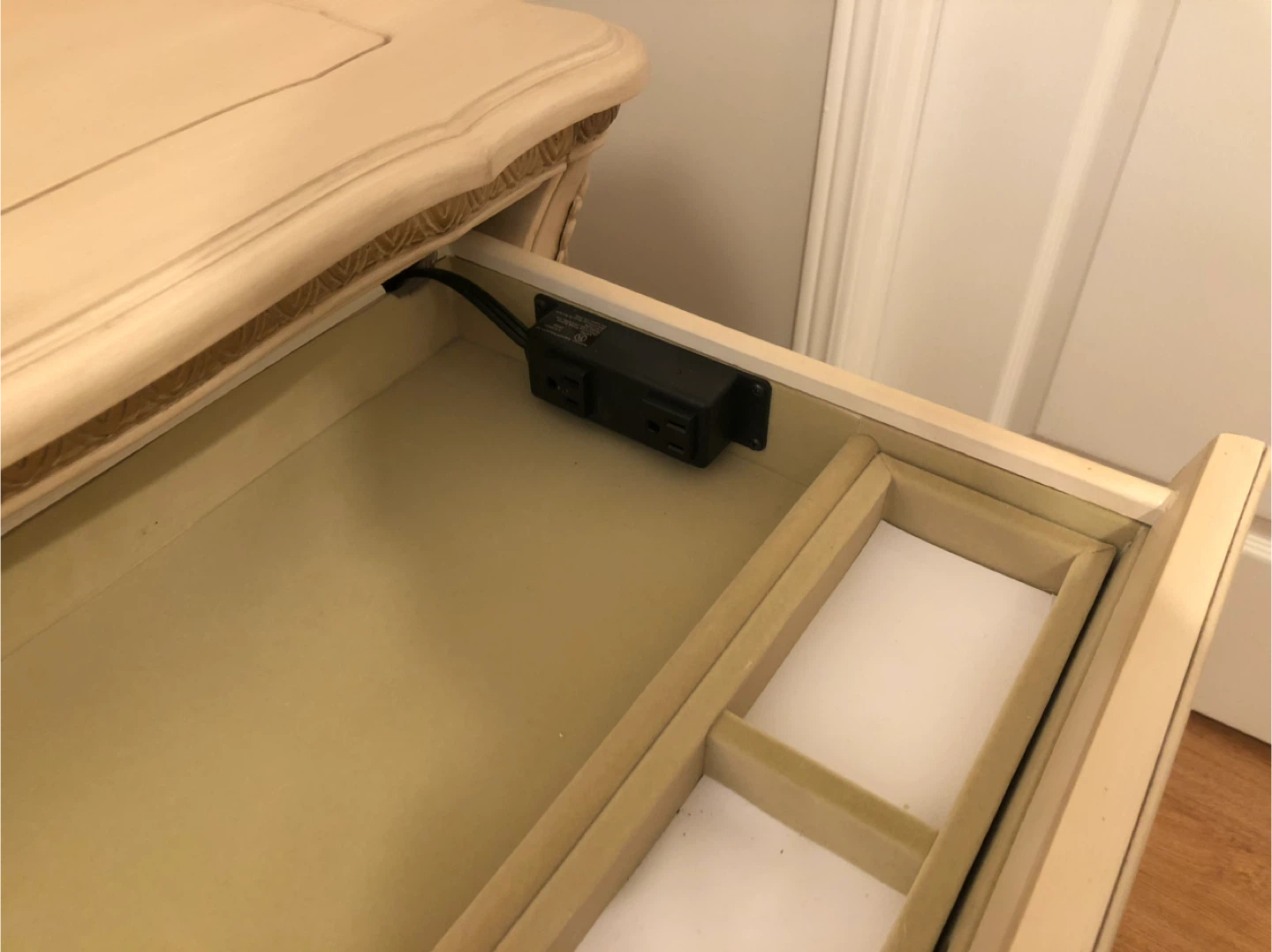 Cream French Provincial Queen Bed + 2 Nightstands - photo 4