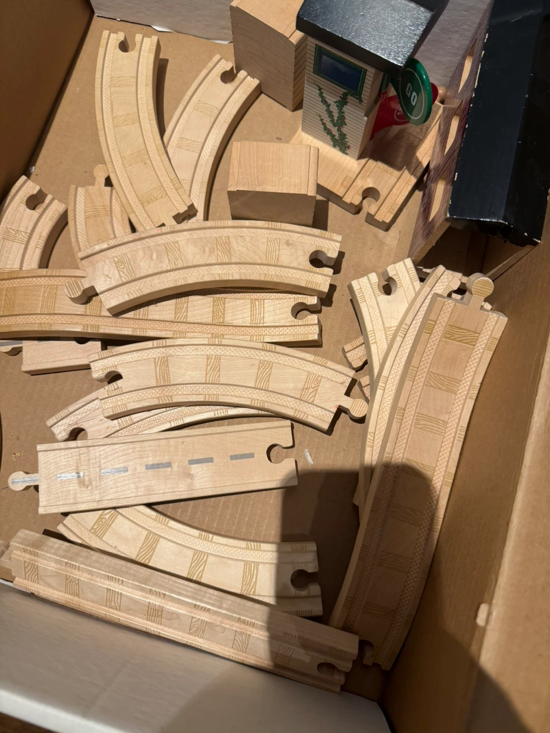 Thomas and Friends Wooden Train Track and Station Set - photo 3