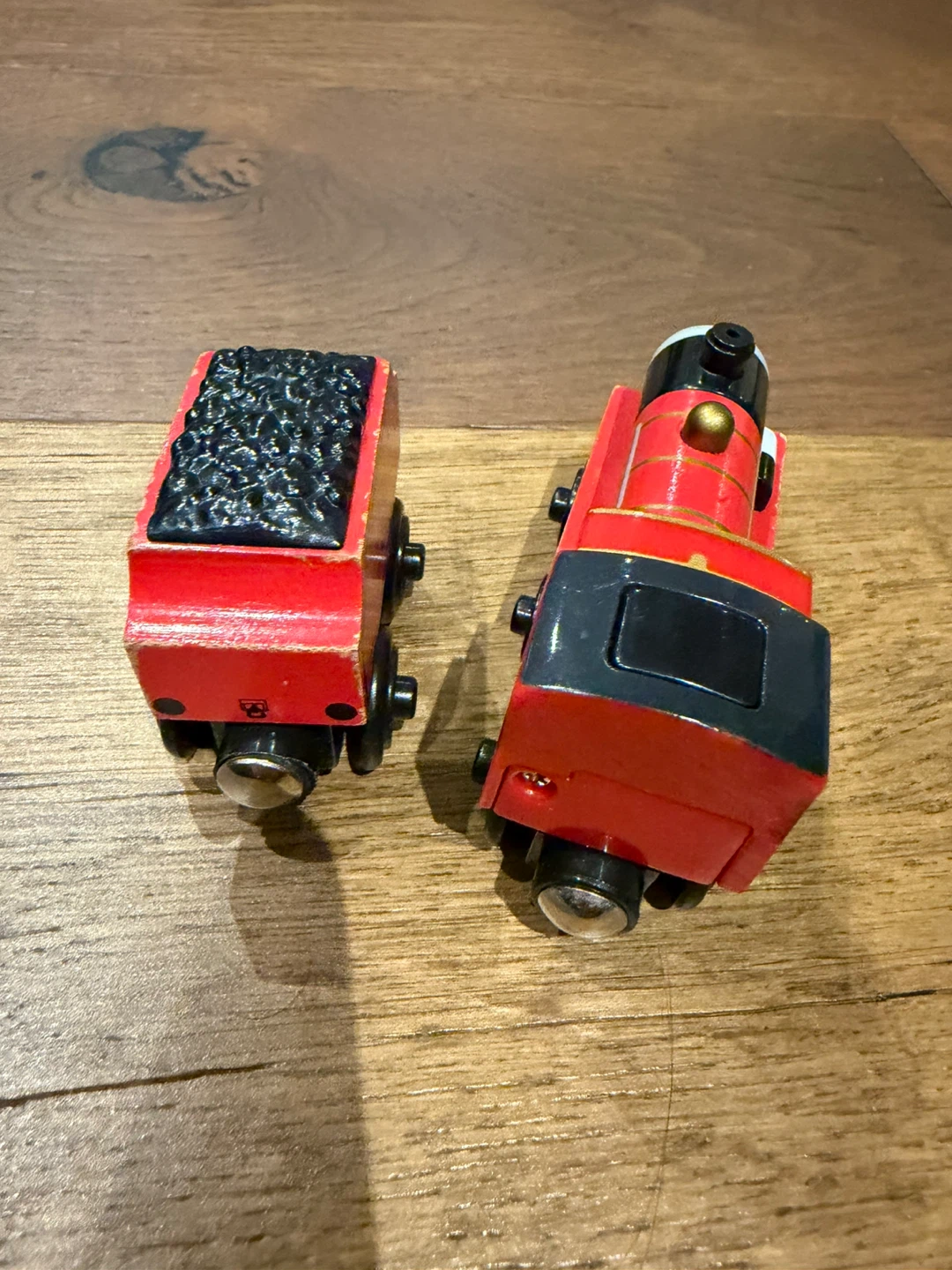 Thomas and Friends- Wooden Red Train "James" with Tender - photo 4