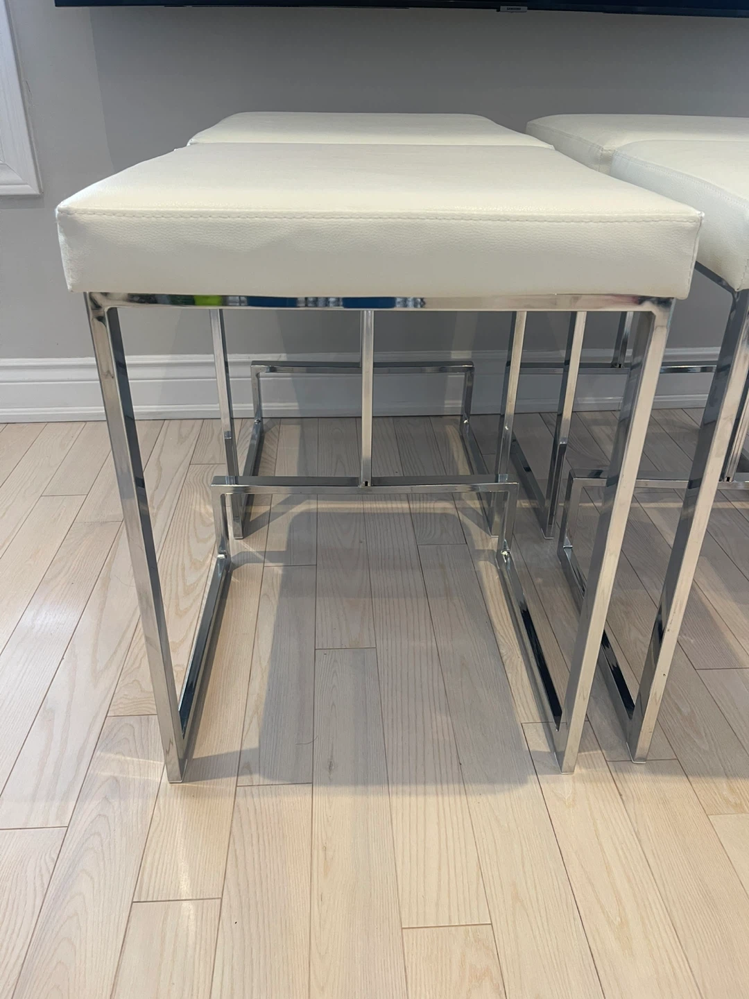 *5 white faux leather bar stools $250* - photo 2