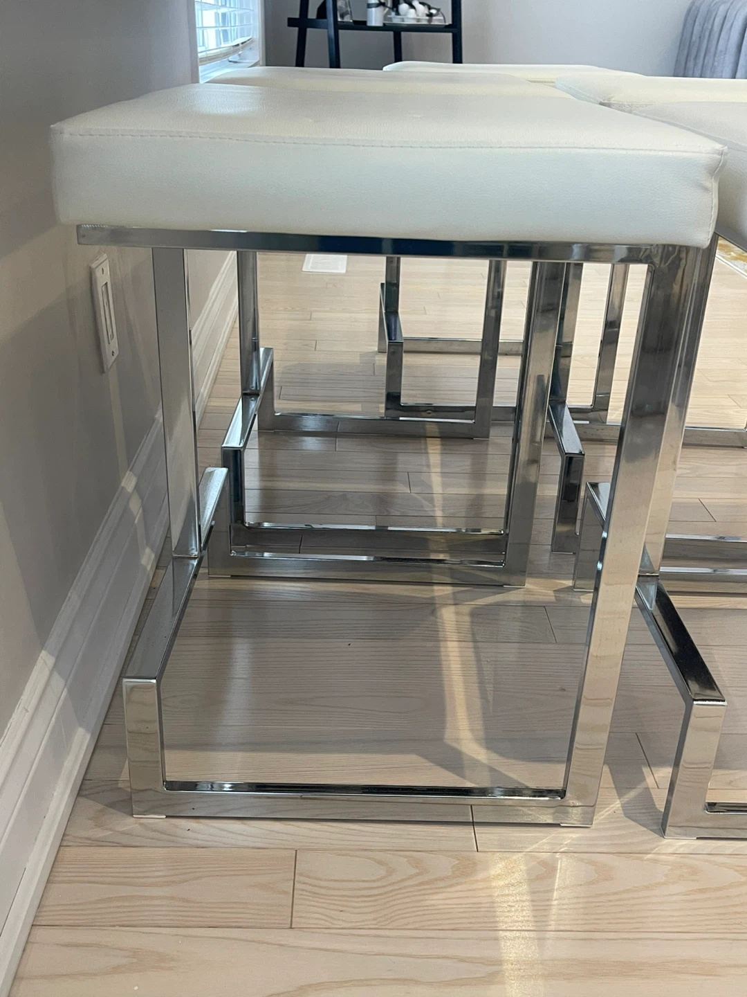 *5 white faux leather bar stools $250* - photo 3