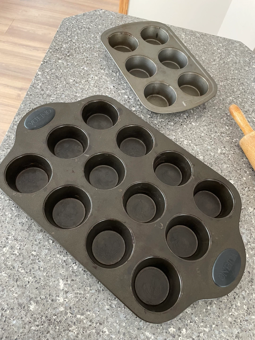 Onieda Muffin Pans (12-cup and 6-cup) - photo 2