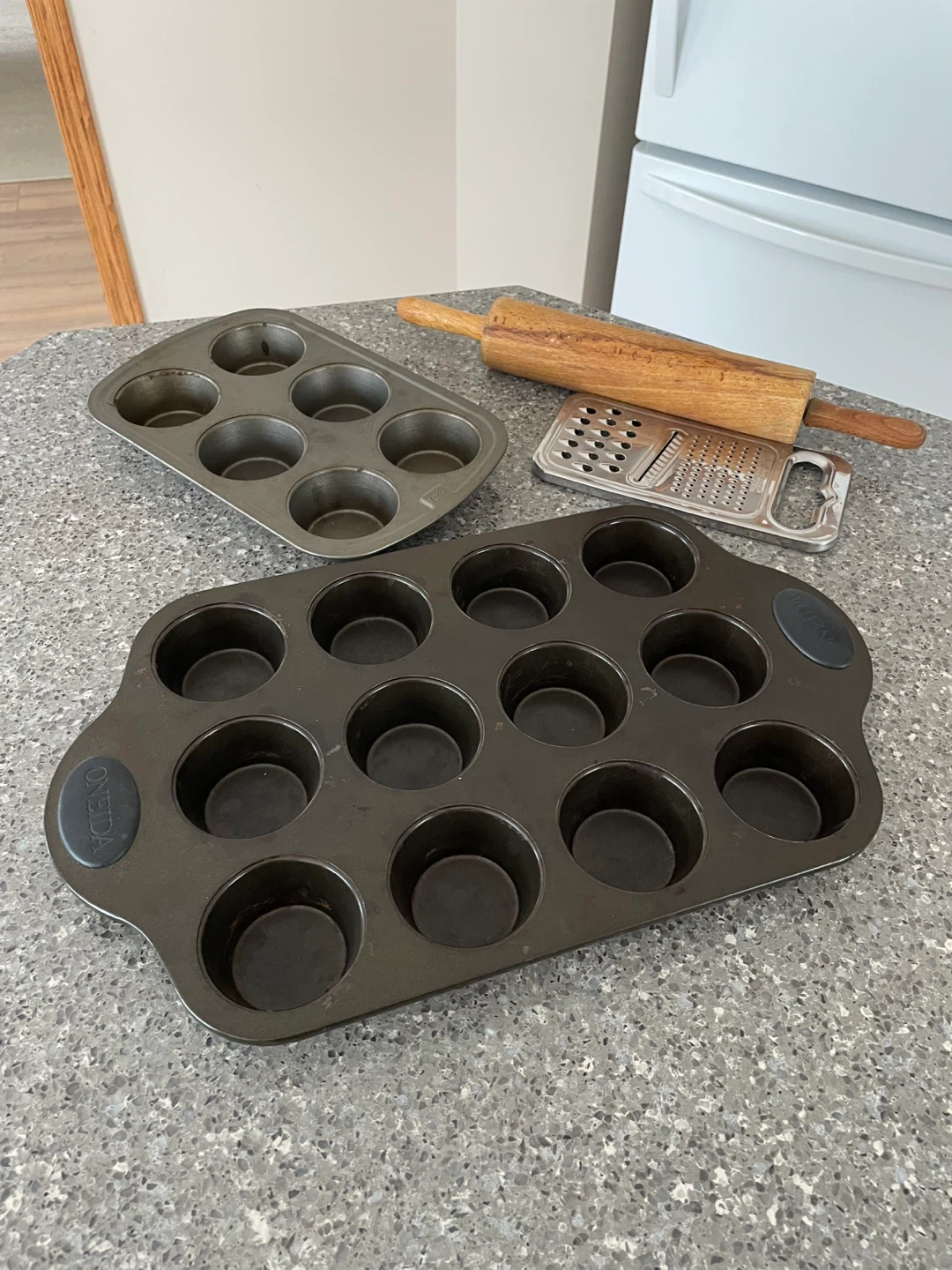 Onieda Muffin Pans (12-cup and 6-cup) - photo 3