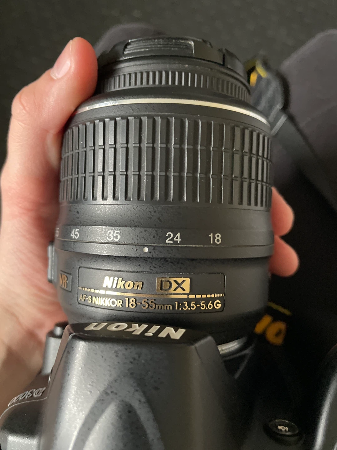 Nikon D3000 with carrying case - photo 3