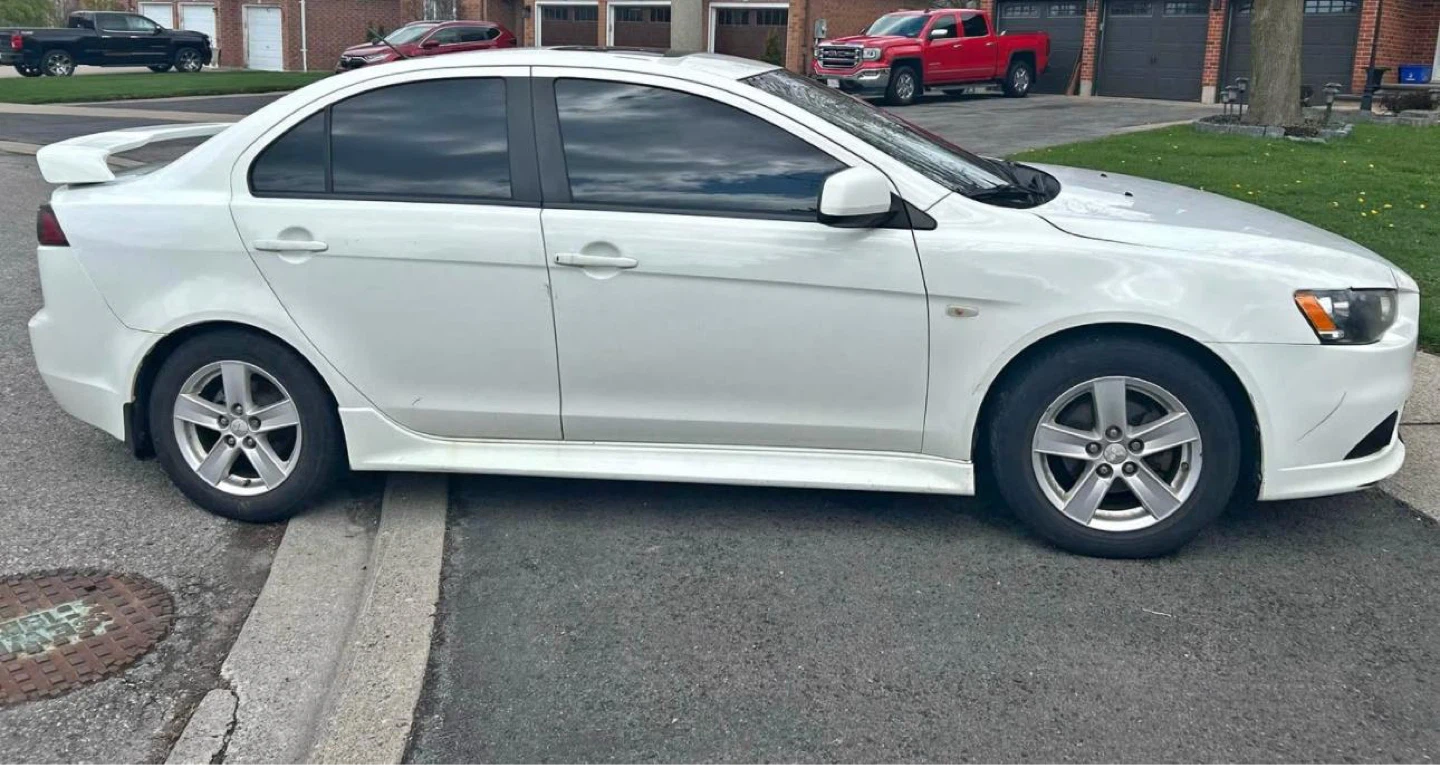 White Mitsubishi Lancer - photo 2