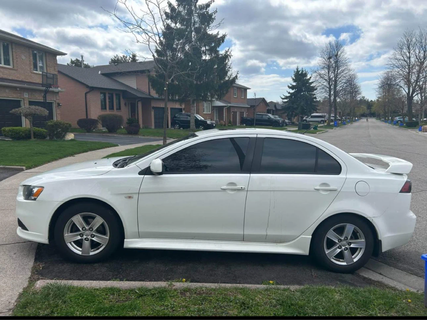 White Mitsubishi Lancer