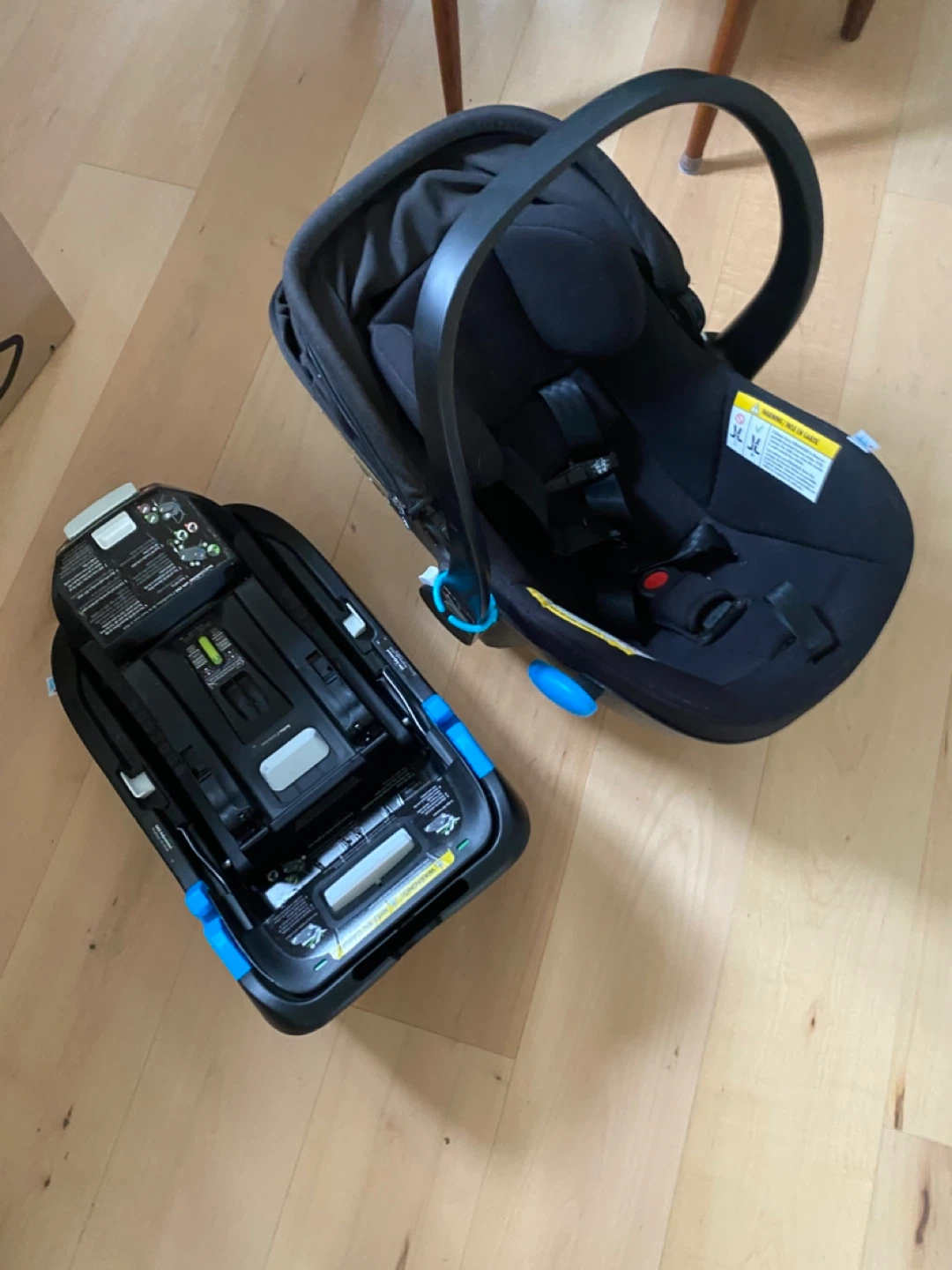 Clek Liing car seat with base - photo 4