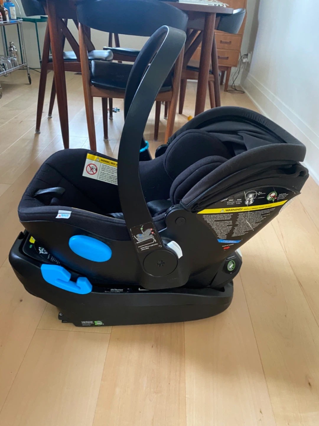 Clek Liing car seat with base - photo 2