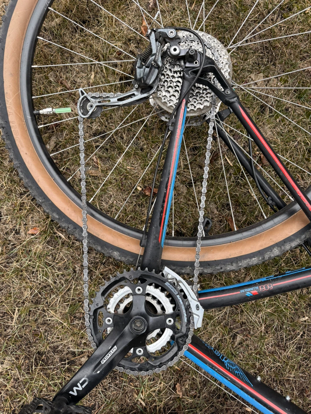 GT Avalanche Sport Mountain Bike - photo 2